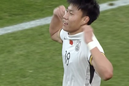 开云体育官网-超级世界波！杜月徵无解落叶球，对手门将目送，安东尼奥狂喜