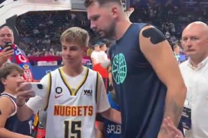 开云体育登录-不能上手！多位球迷要合影&amp;签名时想抱东契奇 都被工作人员拉开