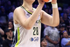 告别连续9场不上双！李月汝上半场贡献10分 首节连轰三分球取8分