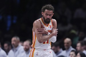 美记：特雷·杨在招募亚历山大-沃克过程中发挥重要作用